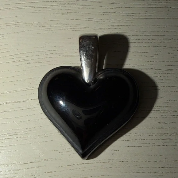 Lalique Amoureuse Beaucoup Pendant Black Crystal, Silver - Picture 4 of 5